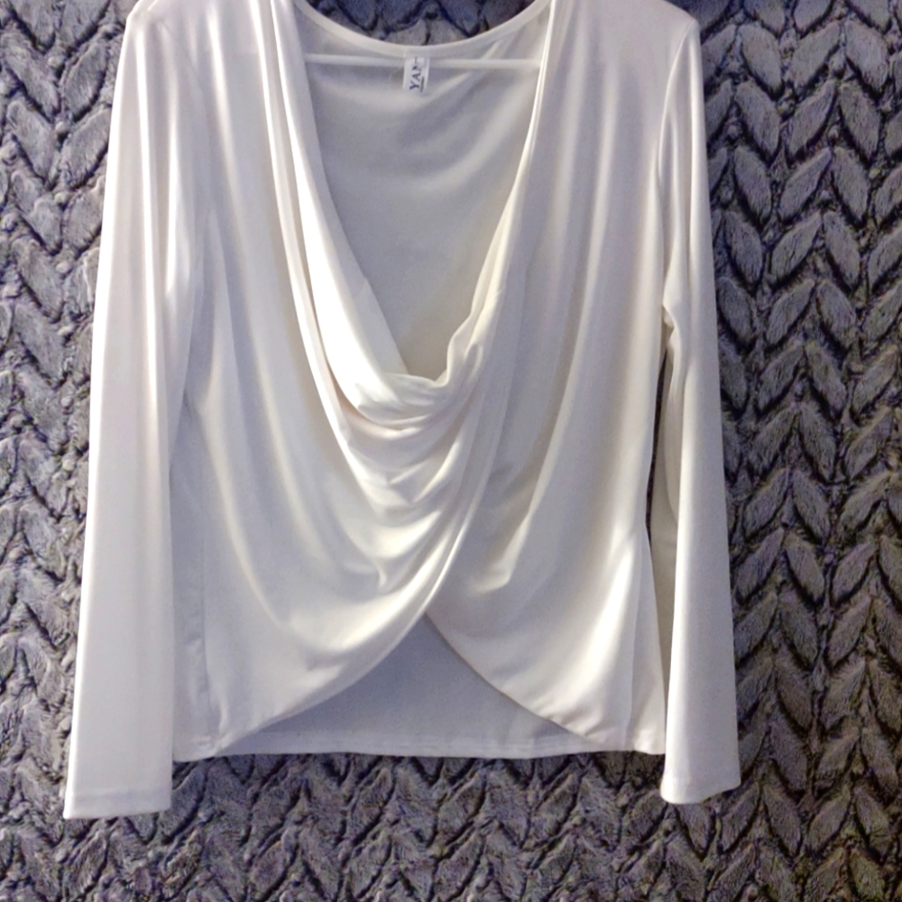 White L Twist Front Top